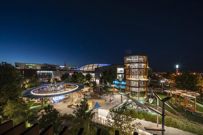 Archivo - Ell shopping resort ofrece también un nuevo servicio de cascos antirruido y un apartado en la web con más detalle de información