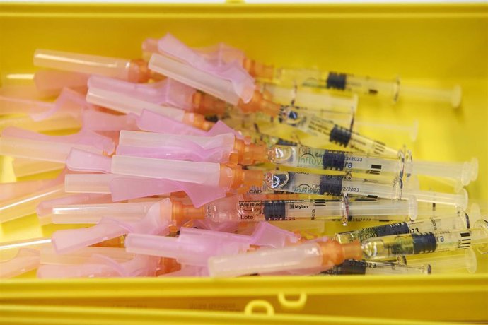 Archivo - Un conjunto de jeringuillas en una caja durante el inicio de la campaña de vacunación contra la gripe en Cantabria, en el centro de salud de Puertochico, a 10 de octubre de 2022, en Santander, Cantabria (España). 