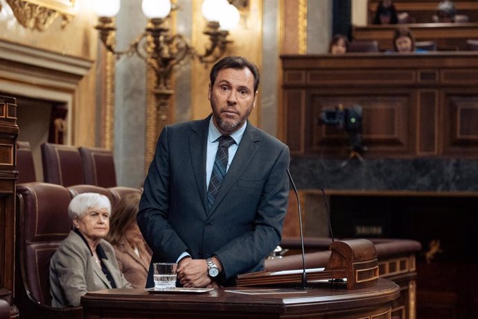 El ministro de Transportes y Movilidad Sostenible, Óscar Puente,  durante una sesión plenaria, en el Congreso de los Diputados, a 20 de marzo de 2024, en Madrid (España).