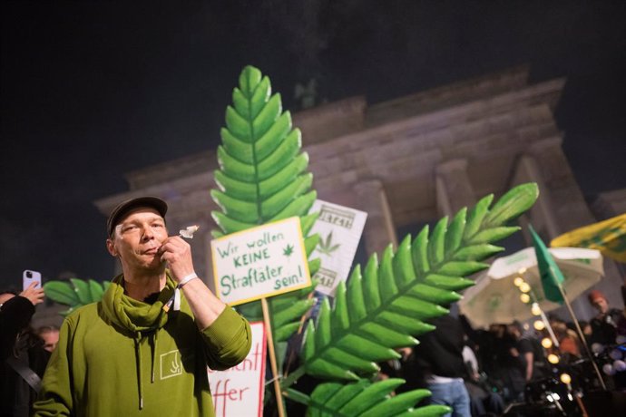 31 March 2024, Berlin: Thorsten smokes a joint during a "Smoke In" in front of the Brandenburg Gate. From 01 April 2024, adults aged 18 and over will be allowed to possess 25 grams of cannabis in public places. In private areas, up to 50 grams of home-gro