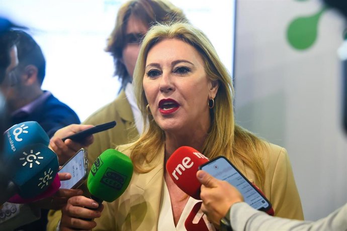 La consejera de Economía, Hacienda y Fondos Europeos, Carolina España, en una atención a medios.