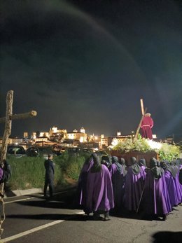 Procesión del Cristo del Amparo en Cáceres, una de las pocas que ha podido salir este año debido a la lluvia