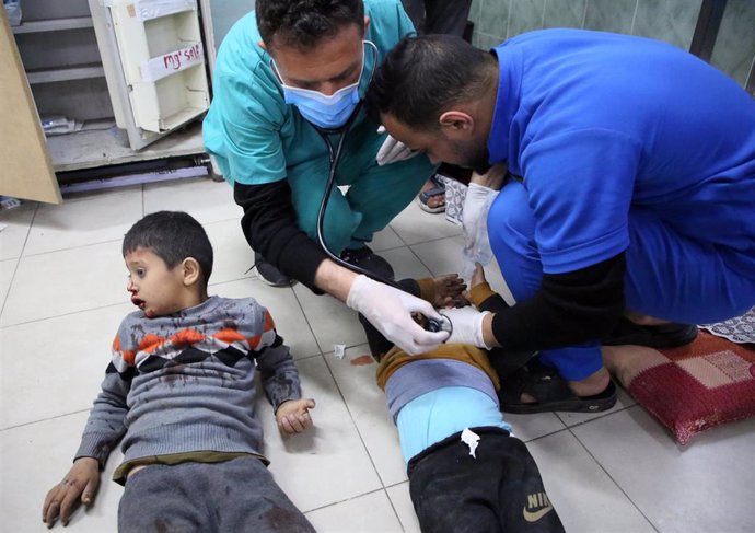 Dos niños palestinos heridos por los ataques israelíes son atendidos en un hospital de Rafá.