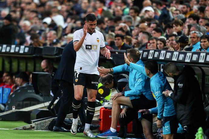 El ucraniano Roman Yaremchuk (Valencia CF), durante su cambio por lesión ante el Mallorca en Mestalla en LaLiga EA Sports 2023-2024.