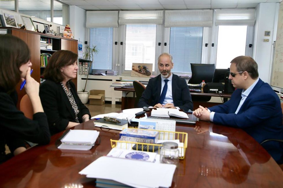 El consejero de Educación, Sergio Silva, se reúne con la presidenta de CERMI Cantabria, Elisa Irureta
