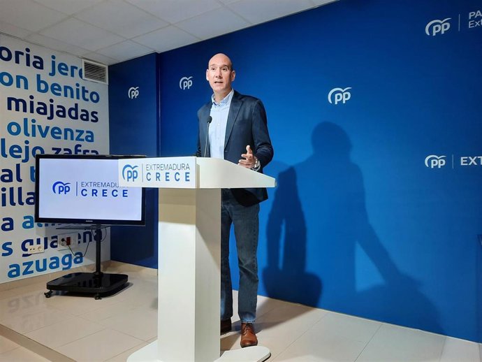El portavoz del PP extremeño, José Ángel Sánchez Juliá, en rueda de prensa en Mérida