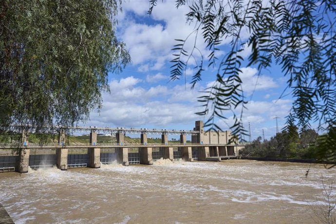 La presa de Alcalá del Río libera agua tras las lluvias caídas. Imagen de archivo.