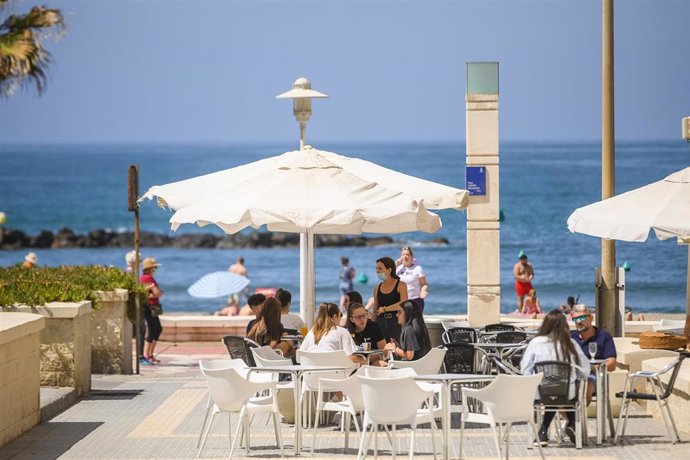 Archivo - Terraza junto al Paseo Marítimo de Almería.