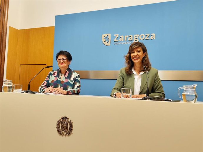 La consejera municipal de Políticas Sociales, Marian Orós, y la gerente de Asapme, Ana López, en rueda de prensa