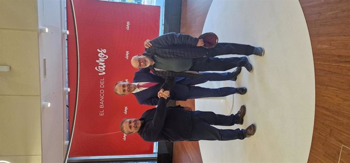 El presidente de la Red Aragonesa de Desarrollo Rural (RADR), José Manuel Penella; el director territorial en Aragón de Ibercaja, Antonio Lacoma; y el secretario de RADR y presidente de Adecobel, Javier Lázaro.