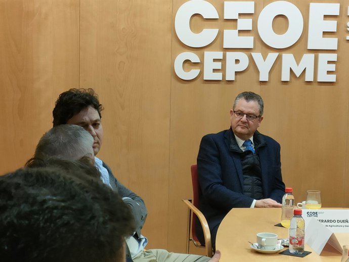 El consejero Gerardo Dueñas en una reunión en la sede de CEOE Cepyme Salamanca