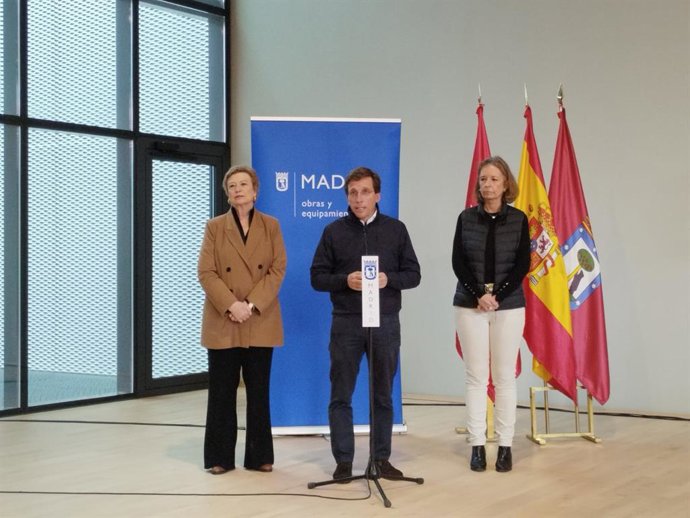 El alcalde de Madrid, José Luis Martínez-Almeida, acompañado de la delegada de Obras y Equipamientos, Paloma García Romero, y la concejala de Salamanca, Cayetana Hernández de la Riva, visita el Centro Deportivo Municipal Gimnasio Moscardó