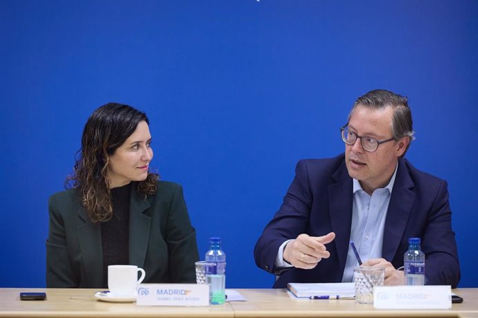 La presidenta de la Comunidad de Madrid y presidenta del PP de Madrid, Isabel Díaz Ayuso, y el secretario general del PP de Madrid, Alfonso Serrano, durante el Comité de Dirección del Partido Popular de Madrid