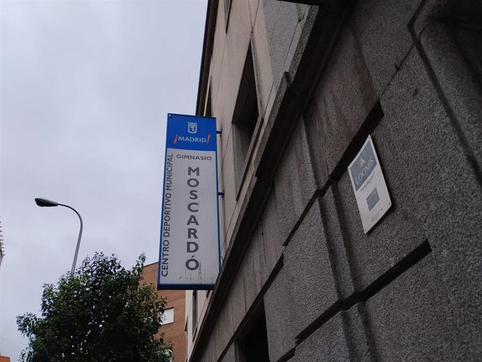 Cartel del centro deportivo municipal Gimnasio Moscardó, en el distrito de Salamanca
