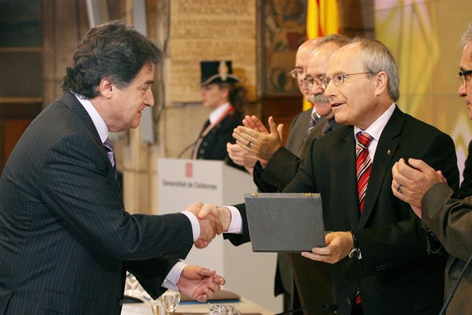 Archivo - Montilla entrega a Codina la Creu de Sant Jordi en 2008
