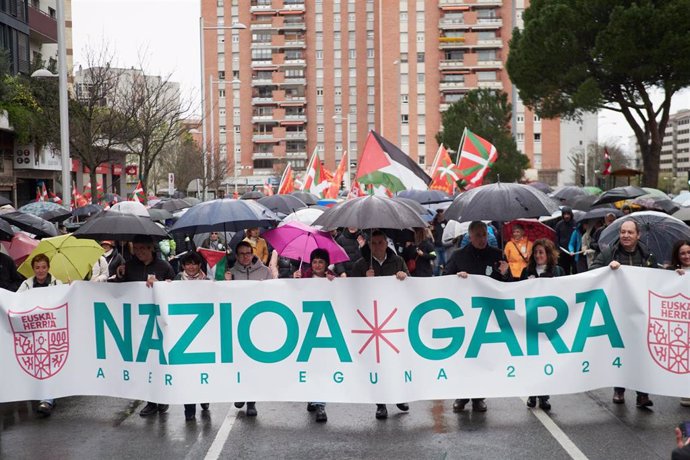 Manifestación de EH Bildu con motivo del Aberri Eguna este domingo en Pamplona.