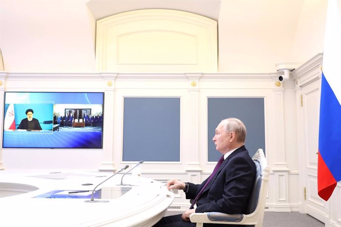 Archivo - HANDOUT - 17 May 2023, Russia, Moscow: Russian President Vladimir Putin (R) speaks during takes part in the ceremony of signing an agreement on the construction of the Rasht-Astara railway via a video link together with Iranian President Ebrahim