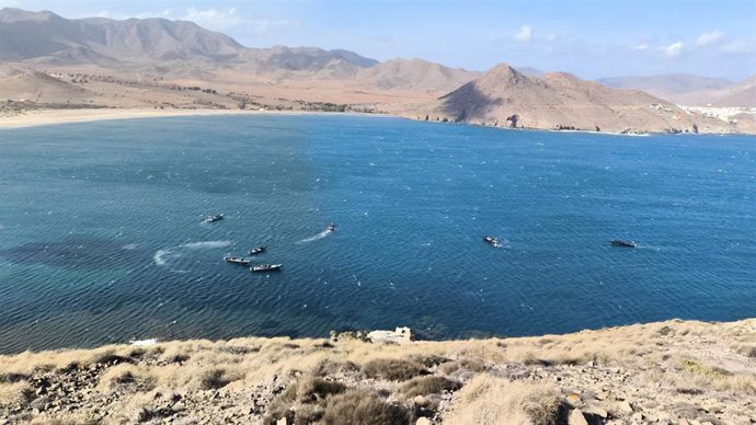 Narcolanchas refugiadas del temporal en la playa de Los Genoveses, en Cabo de Gata (Níjar)