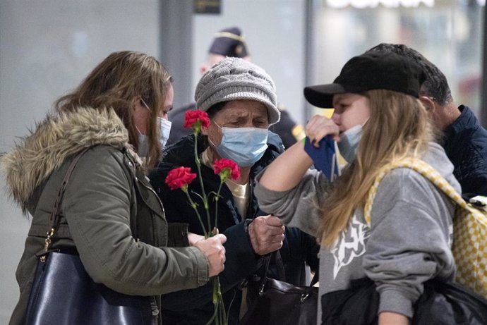 Archivo - Refugiados ucranianos son recibidos por sus familias de acogida,  a su llegada al aeropuerto de Manises, en imagen de archivo