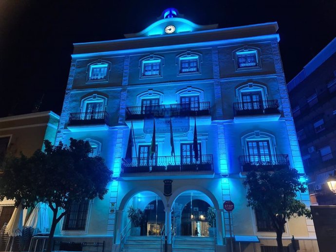 Archivo - El Ayuntamiento de Almuñécar se viste de azul por el Día Mundial de Concienciación sobre el Autismo.