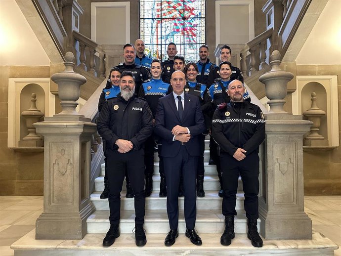 El alcalde de León y el intendente jefe de la Policía Local, junto con la representación de los agentes que participarán en el campeonato.