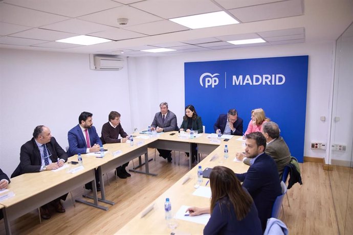 La presidenta de la Comunidad de Madrid y presidenta del PP de Madrid, Isabel Díaz Ayuso (5i); el secretario general del PP de Madrid, Alfonso Serrano (6i), y la vicealcaldesa de Madrid y delegada de Seguridad y Emergencias, Inma Sanz (7i), durante el C