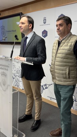 El portavoz del equipo de Gobierno y responsable del área de Hacienda en el Ayuntamiento de Ciudad Real, Guillermo Arroyo, y el concejal de Economía, Luis Alberto Marín, en rueda de prensa.