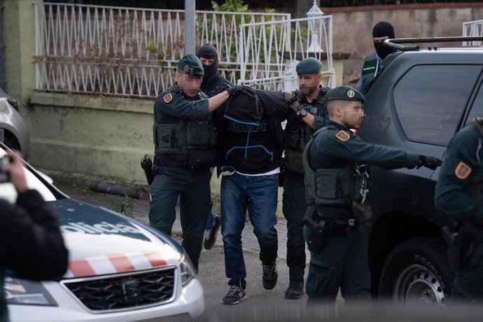 Archivo - Agentes de la Guardia Civil en un operativo en Barcelona