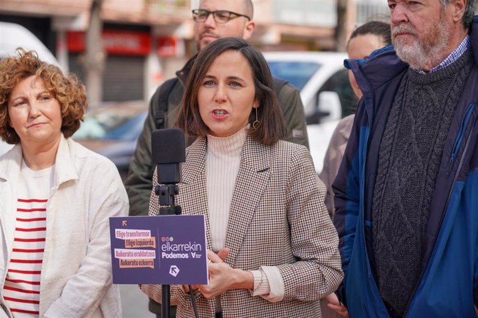 La secretaria general de Podemos, Ione Belarra, junto a la coordinadora de Elkarrekin Podemos, Pilar Garrido, y el candidato por Álava, Juantxo López de Uralde, en Vitoria-Gasteiz