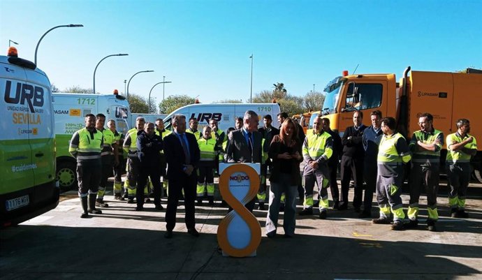 El alcalde de Sevilla, junto a la delegada Evelia Rincón, atiende a los medios en el parque de Lipasam de Torneo.