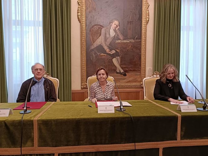 La alcaldesa de Gijón, Carmen Moriyón (Foro), la presidenta del Club Rotario de Gijón, María Menéndez, y Pedro Luis García, de la Compañía de Jesús, firman la cesión por 40 años al Ayuntamiento de la capilla San Esteban del Mar.
