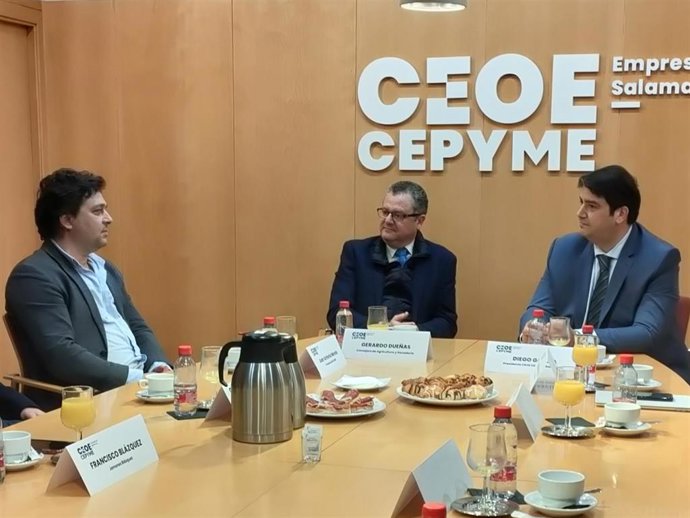 El consejero de Agricultura, Ganadería y Desarrollo Rural de CyL, Gerardo Dueñas (centro), en la reunión en Salamanca