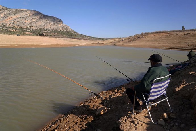 Archivo - Pescadores en el embalse de Guadalteba.