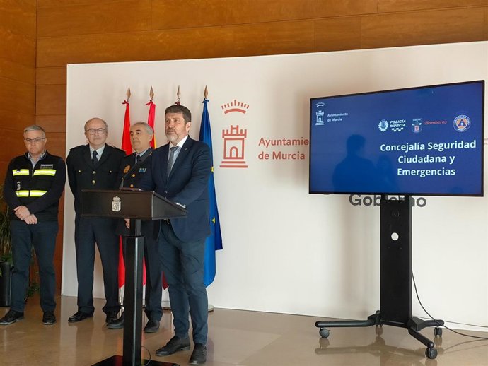 El concejal de Seguridad Ciudadana y Emergencias, Fulgencio Perona, en la rueda de prensa