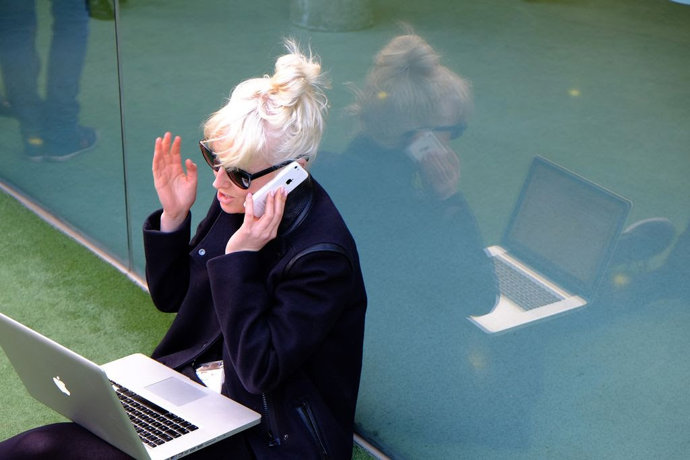 Una mujer hablando por teléfono.