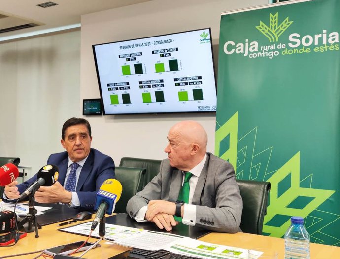 Carlos Martínez (izda) y Domingo Barca analizan el resultado económico de Caja Rural de Soria
