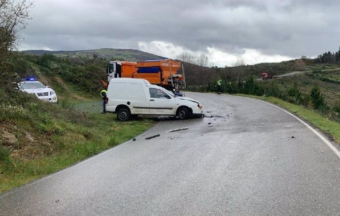 Accidente entre una furgoneta y un camión quitanieves en Cervantes (Lugo).