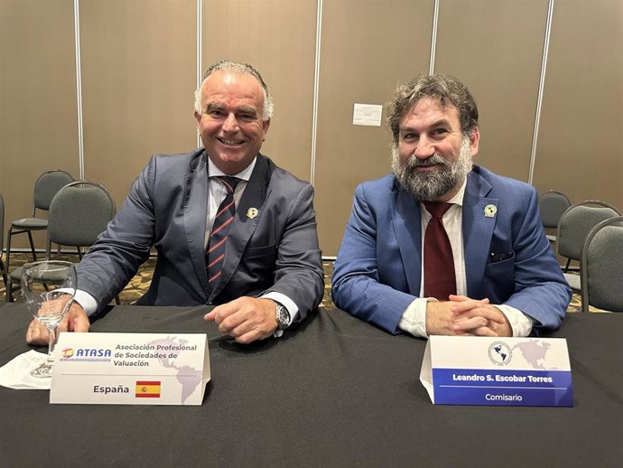 De izquierda a derecha: José María Basañez, presidente de Atasa, y Leandro Escobar, secretario general.