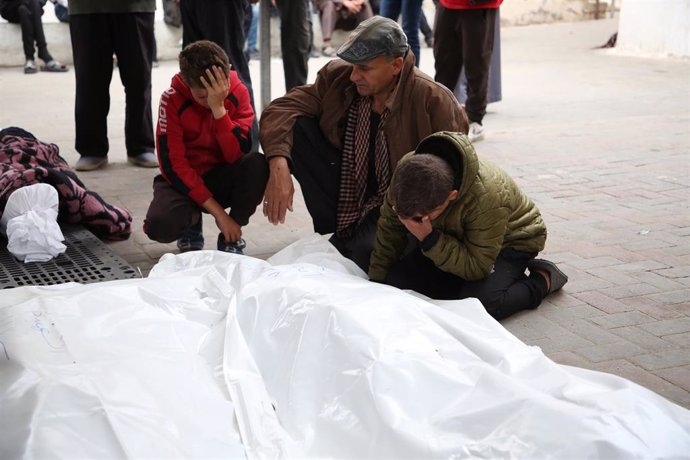 Ciudadanos palestinos lloran a sus familiares asesinados por el Ejército de Israel.