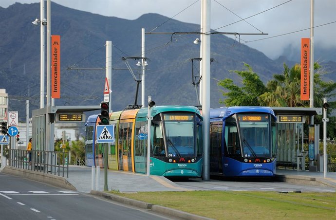 Tranvías de Tenerife en la parada del Intercambiador de Santa Cruz
