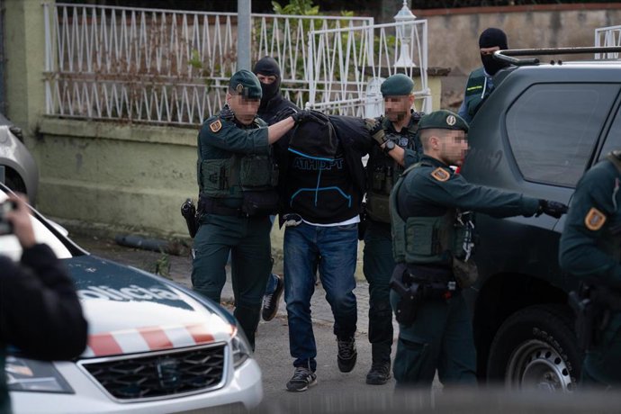 Archivo - Agentes de la Guardia Civil en un operativo en Barcelona