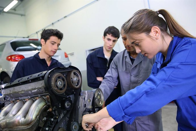 Archivo - Cetraa y Educación se reúnen para mejorar la formación profesional en el sector de automoción. 