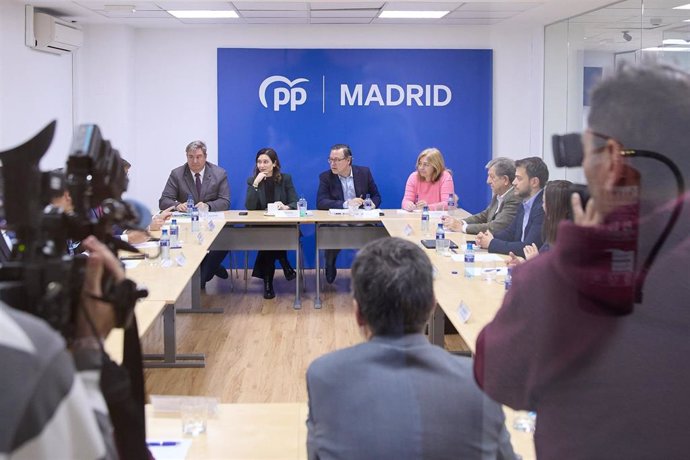 La presidenta de la Comunidad de Madrid y presidenta del PP de Madrid, Isabel Díaz Ayuso (2i); el secretario general del PP de Madrid, Alfonso Serrano (3i), y la vicealcaldesa de Madrid y delegada de Seguridad y Emergencias, Inma Sanz (4i), durante el C