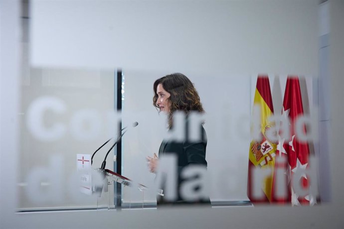 La presidenta de la Comunidad de Madrid, Isabel Díaz Ayuso, interviene durante su visita a las nuevas instalaciones de la Oficina de Empleo de Barrio del Pilar, a 1 de abril de 2024, en Madrid (España). Las nuevas instalaciones han sido llevadas a cabo de