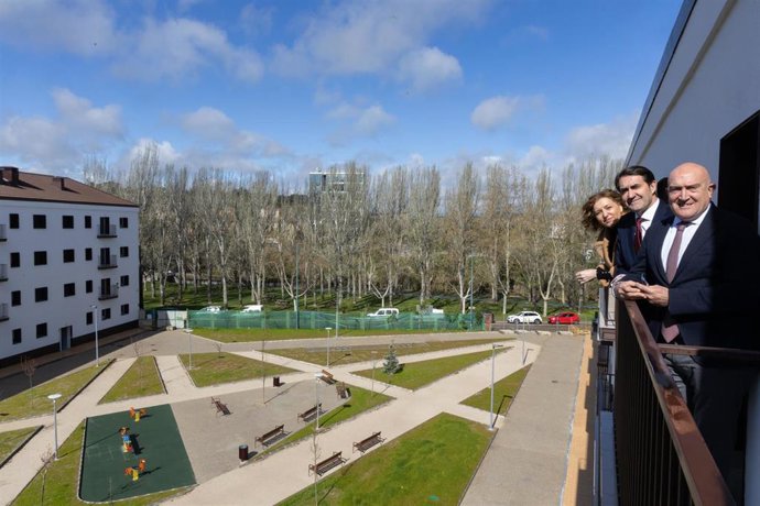 El consejero de Medio Ambiente, Vivienda y Ordenación del Territorio, Juan Carlos Suárez-Quiñones, el alcalde de Valladolid, Jesús Julio Carnero, y otros representantes institucionales en el nuevo bloque de viviendas para el alquiler en Puente Colgante.