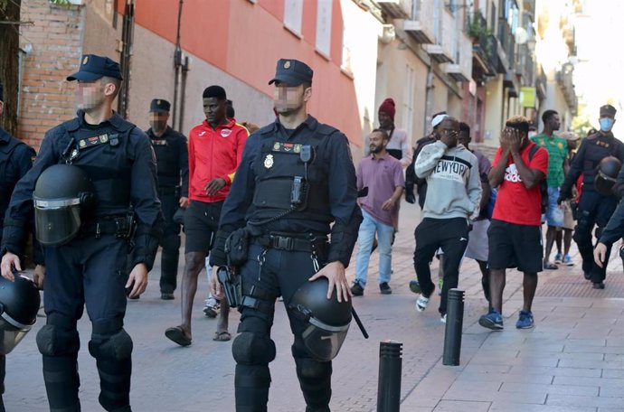 Archivo - Varios agentes de Policía Nacional en el barrio de Lavapiés, en Madrid