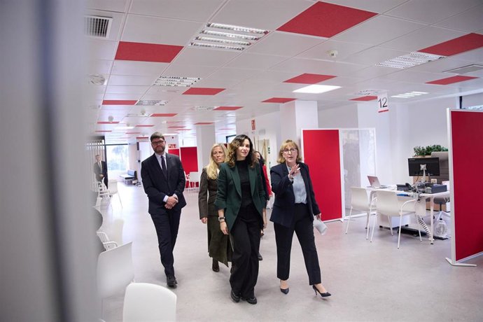 La consejera de Economía, Hacienda y Empleo de la Comunidad de Madrid, Rocío Albert (2i) y la presidenta de la Comunidad de Madrid, Isabel Díaz Ayuso (c), durante su visita a las nuevas instalaciones de la Oficina de Empleo de Barrio del Pilar, a 1 de a