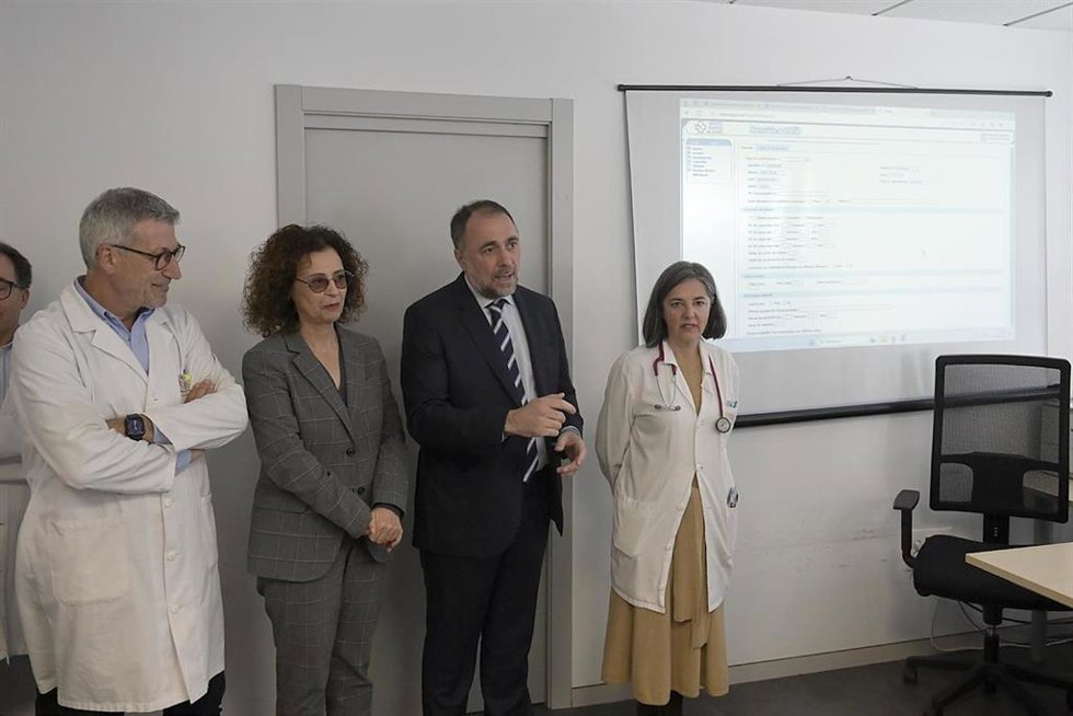 Archivo - El conselleiro de Sanidade en funciones, Julio García Comesaña; la directora xeral de Saúde Pública, Carmen Durán; el gerente del área sanitaria A Coruña-Cee, Luis Verde; y la médica de familia encargada de la fase inicial del programa, Nieves
