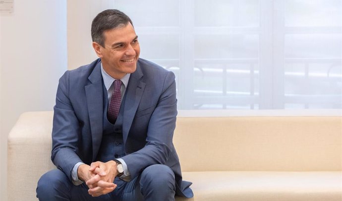 El presidente del Gobierno, Pedro Sánchez, durante su encuentro con el expresidente de la República de Costa Rica Carlos Alvarado, en el Complejo de la Moncloa