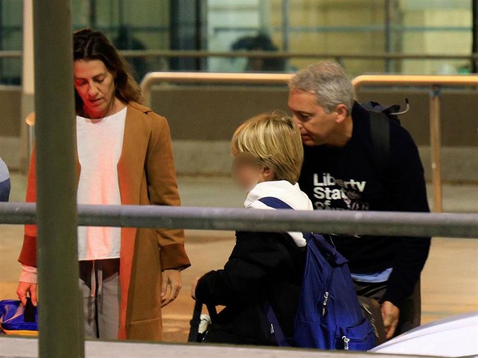 Vicente Vallés, Angeles Blanco y su hijo Daniel en el aeropuerto tras disrutar de unos días de descanso en Semana Santa